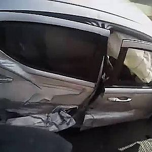 Texas police officers saved an armed robbery suspect from a burning car - YouTube