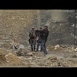 ISIS holding off Iraqi forces in brutal fight for west Mosul - YouTube